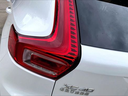 Used 2024 Volvo XC40 B5 Plus AWD/4WD image 40