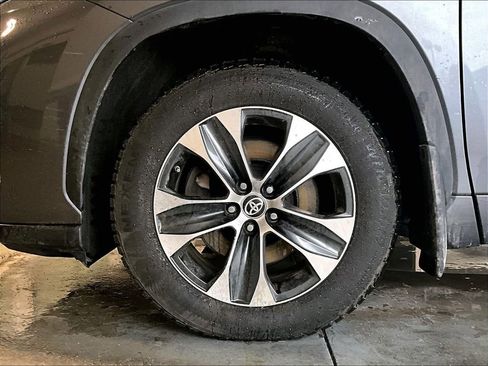 Used 2021 Toyota Highlander XLE AWD/4WD image 7