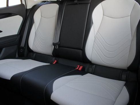 New 2025 Volkswagen Tiguan SE image 7