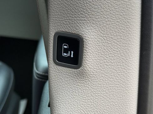 Used 2024 Chrysler Pacifica Touring-L FWD image 45