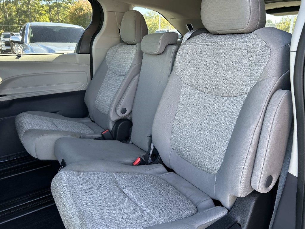 Used 2022 Toyota Sienna LE AWD/4WD image 18