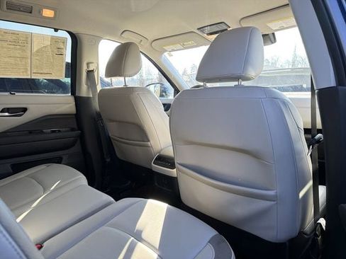 Used 2022 Nissan Pathfinder SL image 24
