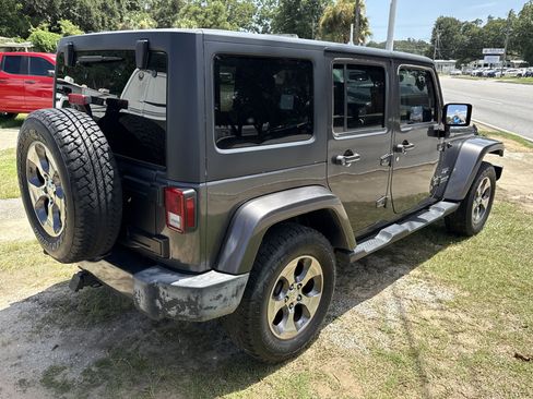 Used 2016 Jeep Wrangler Unlimited Sahara w/ Connectivity Group AWD/4WD image 5