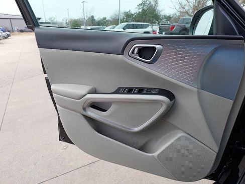 Certified 2025 Kia Soul LX w/ LX Technology Package image 20