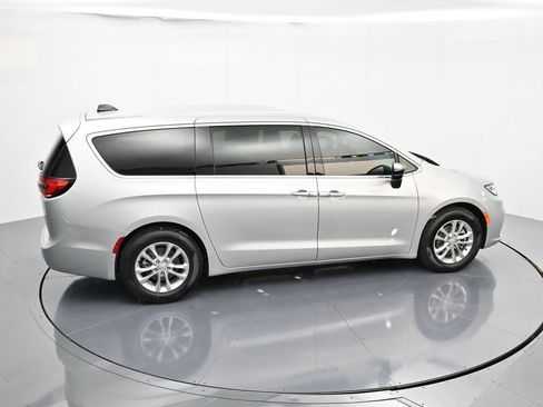 New 2026 Chrysler Pacifica Select image 32