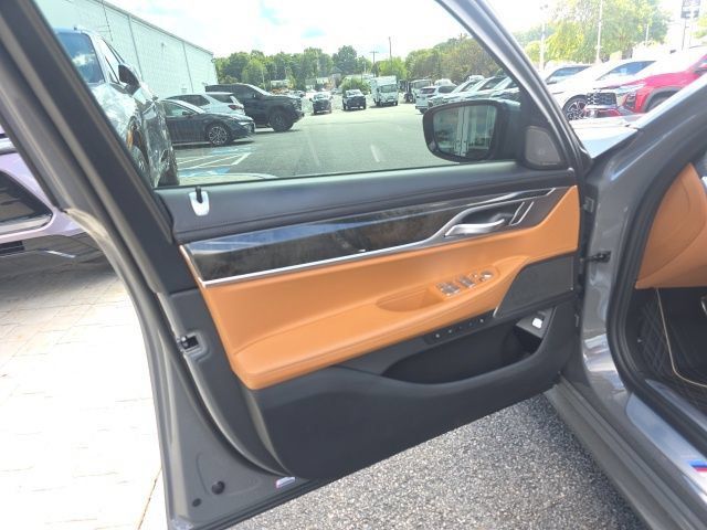 Used 2022 BMW 750i xDrive w/ Executive Package AWD/4WD image 13