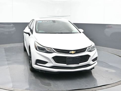Used 2018 Chevrolet Cruze LT w/ Sun And Sound Package image 8