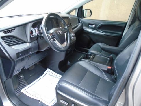 Used 2019 Toyota Sienna SE FWD image 7