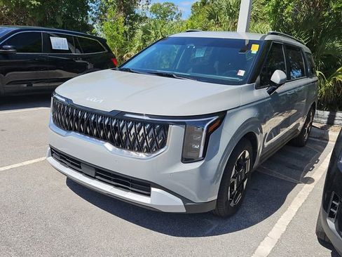 Used 2025 Kia Carnival EX image 3