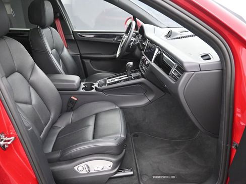 Certified 2025 Porsche Macan AWD/4WD image 27