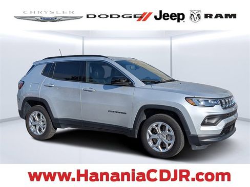 Used 2024 Jeep Compass Latitude image 1