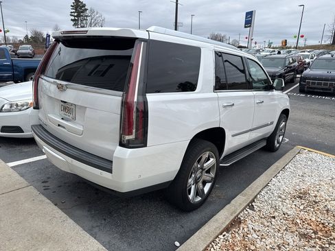 Used 2019 Cadillac Escalade Luxury image 3