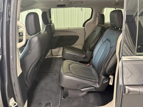 Used 2022 Chrysler Pacifica Touring-L FWD image 19