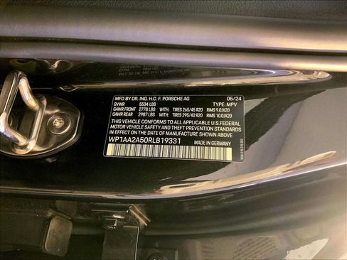 Certified 2024 Porsche Macan AWD/4WD image 36