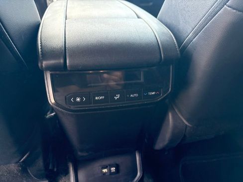 Used 2020 Toyota Highlander XLE FWD image 22