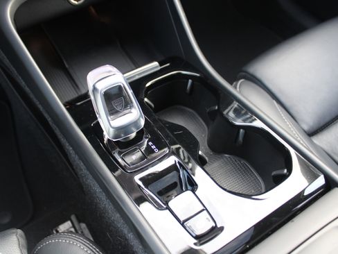 Used 2023 Volvo XC40 B5 Plus image 28