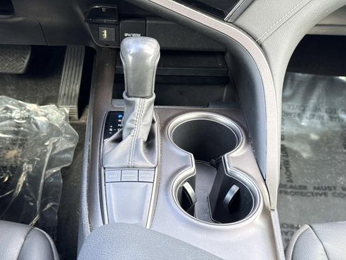 Used 2024 Toyota Camry SE image 12