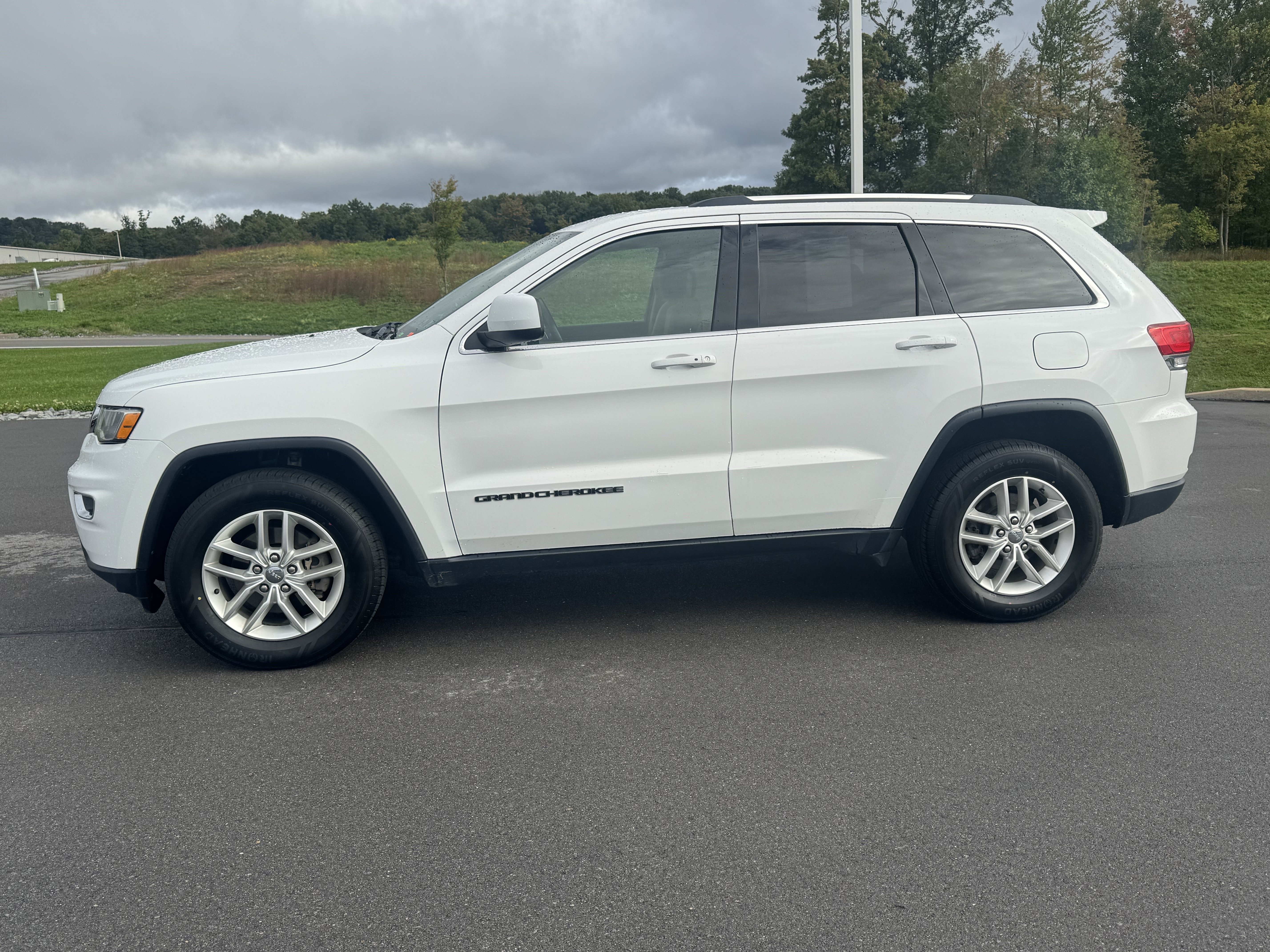 Used 2017 Jeep Grand Cherokee Laredo w/ Quick Order Package 23E AWD/4WD image 7