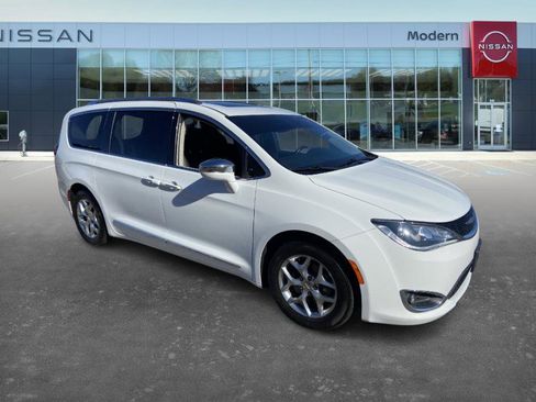 Used 2018 Chrysler Pacifica Limited image 3