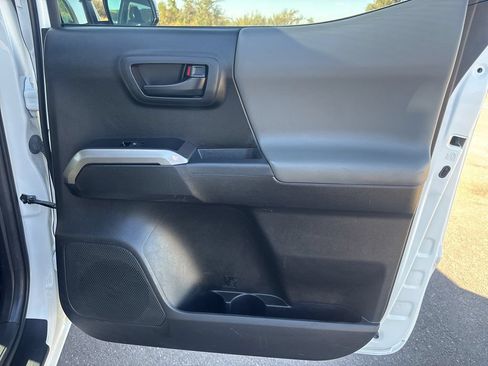 Used 2022 Toyota Tacoma SR5 w/ Technology Package AWD/4WD image 17