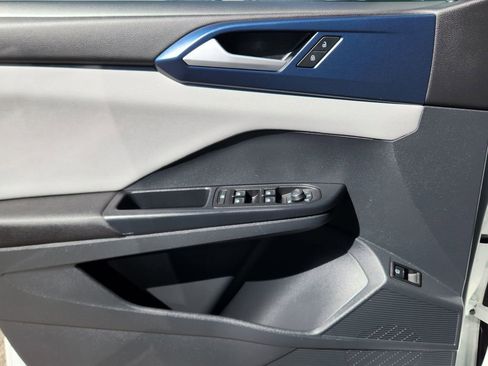 Used 2023 Volkswagen Taos SE w/ Panoramic Sunroof Package image 8