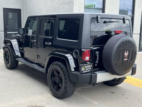 Used 2015 Jeep Wrangler Unlimited Sahara w/ Connectivity Group AWD/4WD image 8