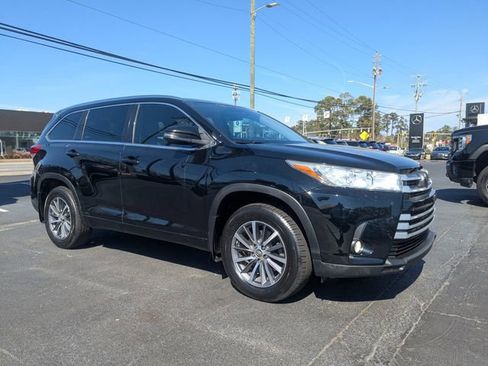 Used 2017 Toyota Highlander XLE image 2