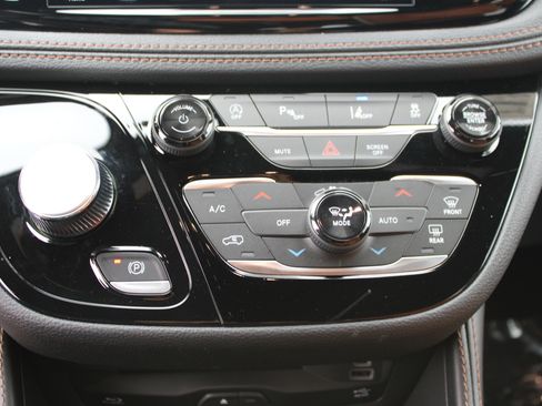 New 2026 Chrysler Pacifica Pinnacle image 25