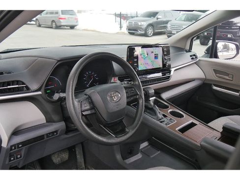 Used 2023 Toyota Sienna LE image 11