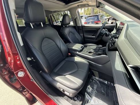 Used 2022 Toyota Highlander XLE FWD image 27