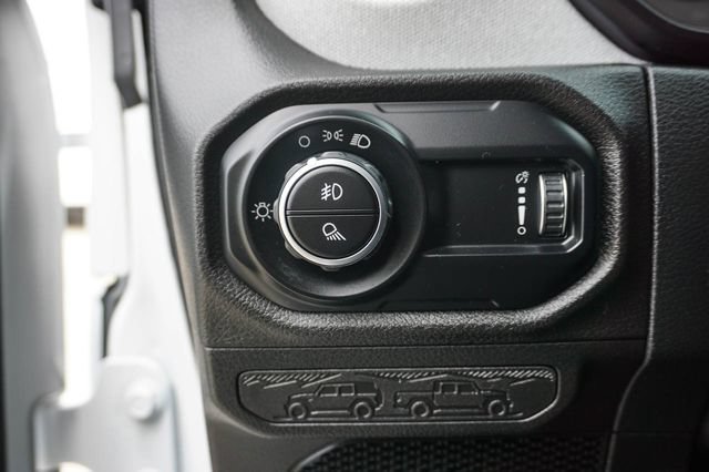 Used 2025 Jeep Gladiator Sport AWD/4WD image 11