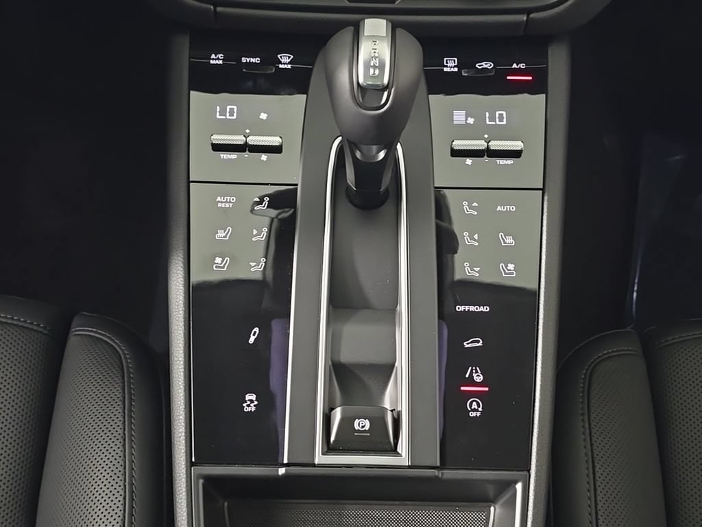 Certified 2026 Porsche Macan Turbo AWD/4WD image 23