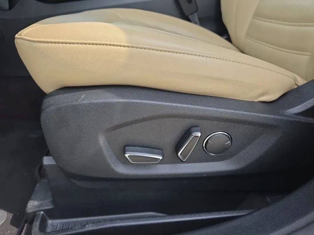 Used 2019 Ford Edge SEL w/ Equipment Group 201A FWD image 16