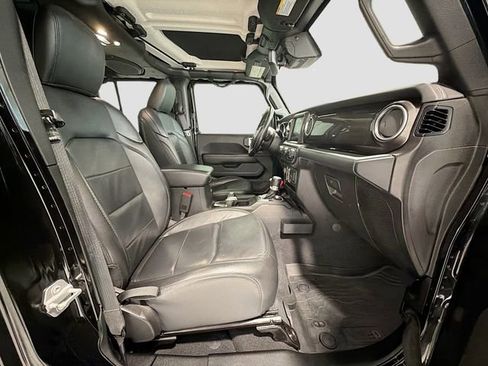 Used 2019 Jeep Wrangler Unlimited Sahara image 25