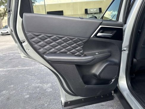 Used 2025 Mitsubishi Outlander SEL image 11