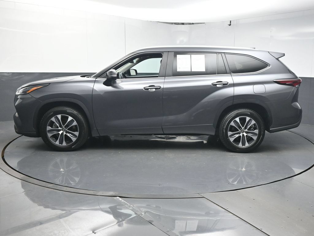 Used 2024 Toyota Highlander XLE FWD image 5