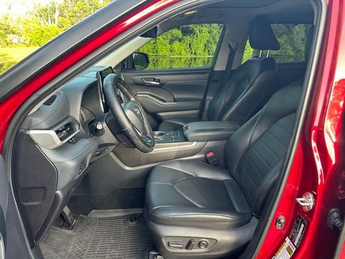 Used 2022 Toyota Highlander XLE FWD image 16