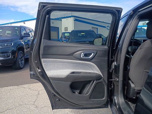 Used 2023 Jeep Compass Sport image 7