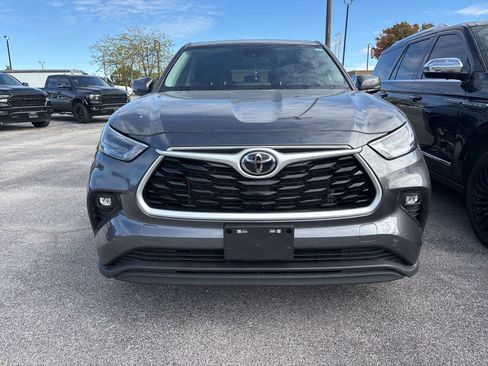 Used 2023 Toyota Highlander LE image 1