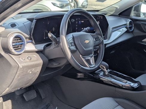 Used 2025 Chevrolet Trax LT w/ LT Convenience Package image 14