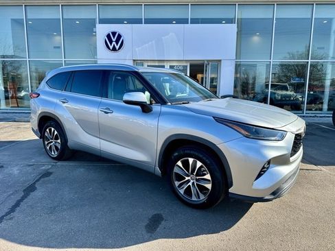 Used 2021 Toyota Highlander XLE image 1