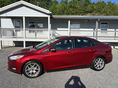 Used 2015 Ford Focus SE w/ Equipment Group 201A FWD image 2