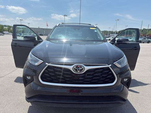 Used 2022 Toyota Highlander XLE FWD image 16