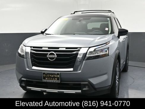 Used 2022 Nissan Pathfinder Platinum w/ Cargo Package AWD/4WD image 3