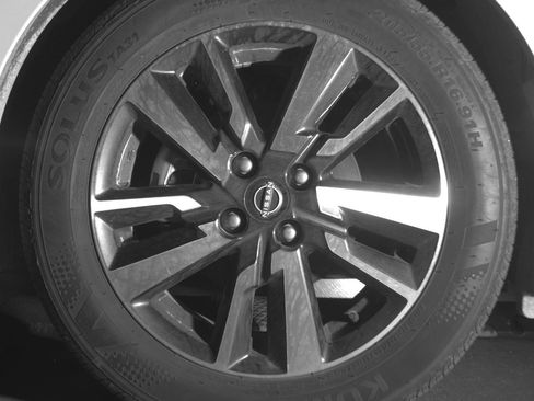 Used 2025 Nissan Versa SV image 12