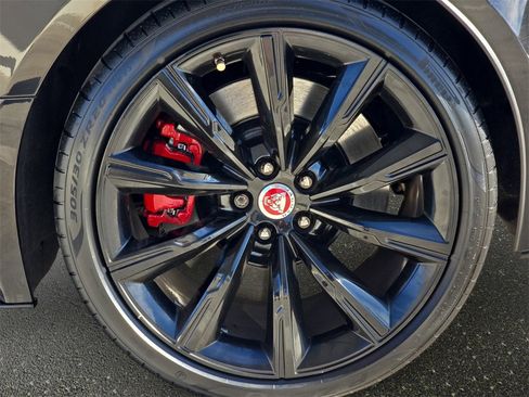 Certified 2022 Jaguar F-TYPE R image 31