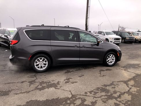 Used 2022 Chrysler Pacifica Touring-L image 6