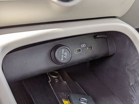 Certified 2023 Volvo XC40 B5 Plus AWD/4WD image 18