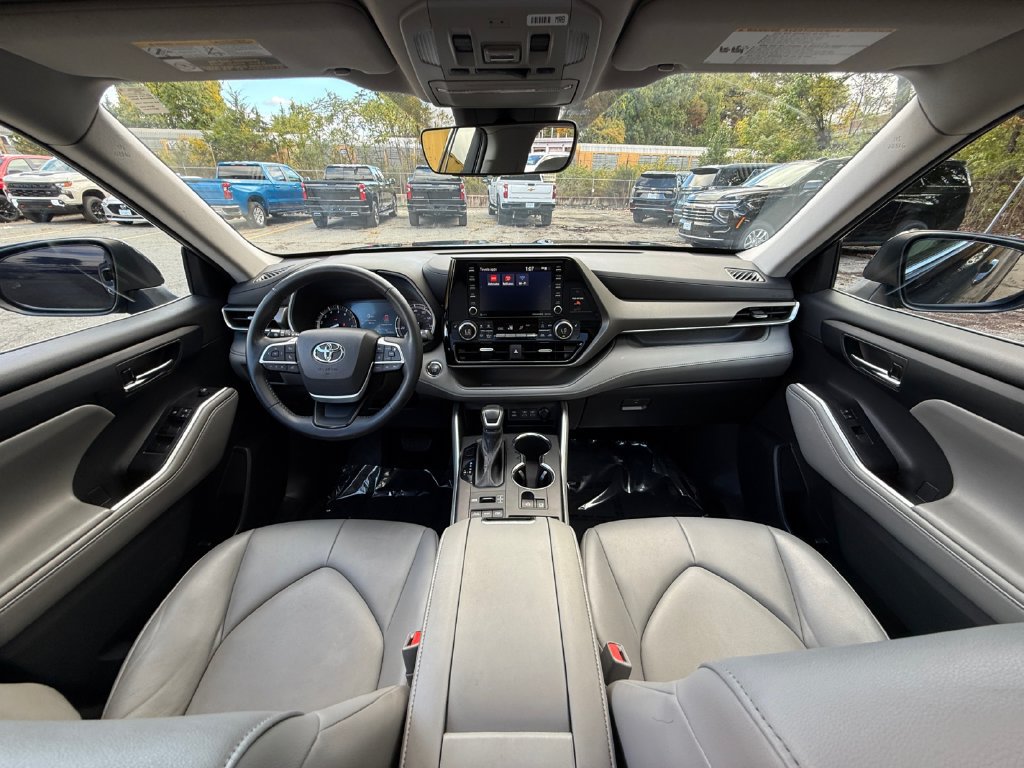 Used 2022 Toyota Highlander XLE AWD/4WD image 22