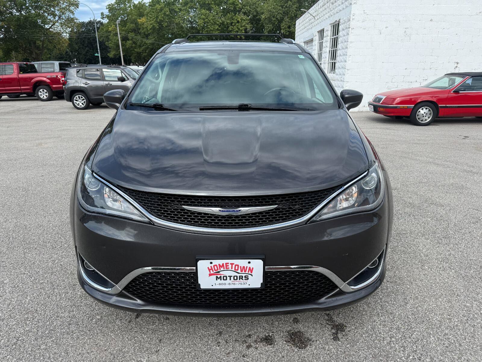 Used 2020 Chrysler Pacifica Touring-L Plus w/ Tire & Wheel Group FWD image 2